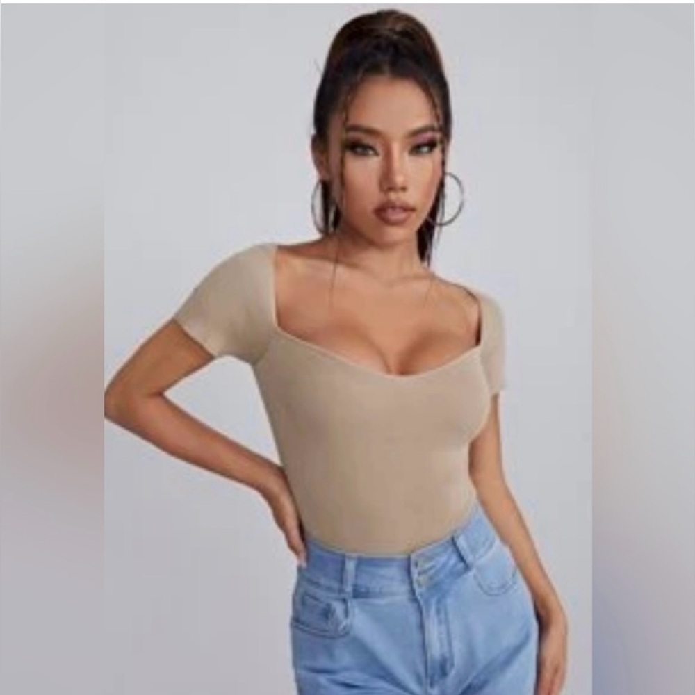 NWOT Neutral Cream Colour Sweetheart Neckline Knit
Short Sleeve Crop Top. Size S